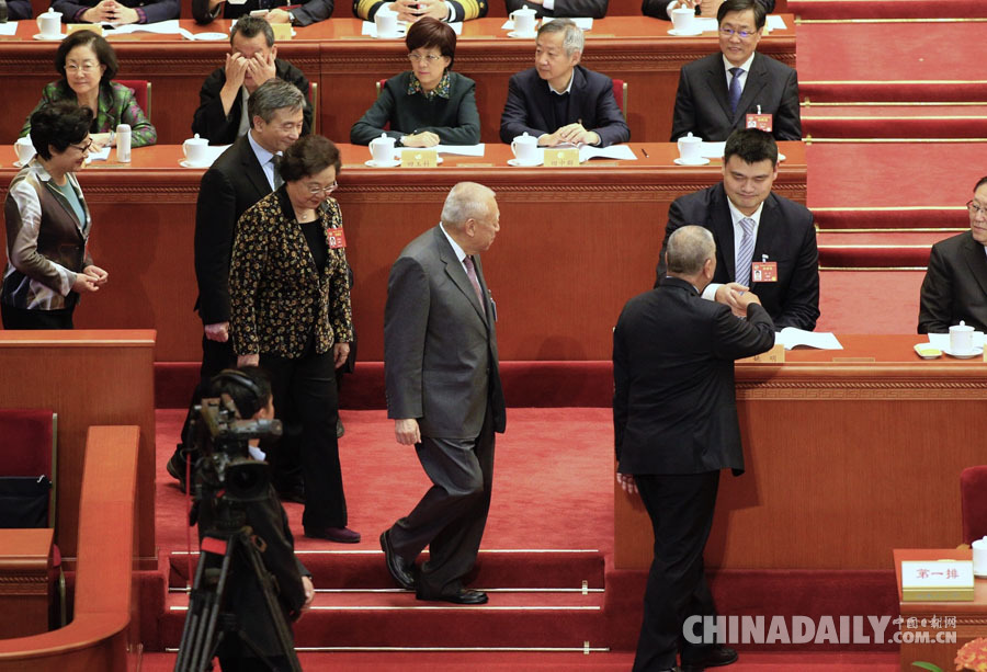 姚明在全国政协十二届五次会议第三次全体会议上发言