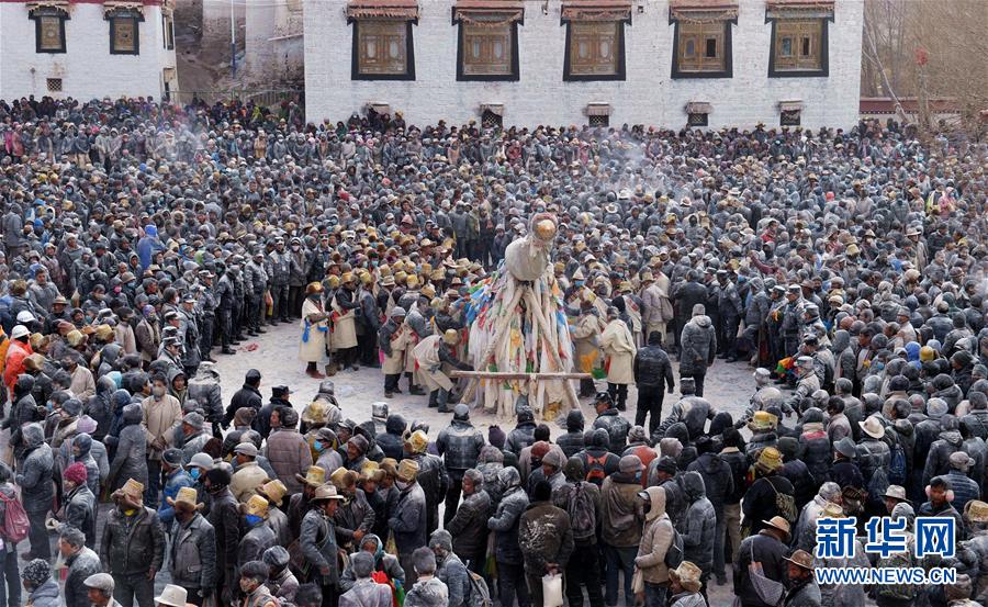近万名群众参加西藏竖经幡柱抛撒糌粑祈福活动（组图）