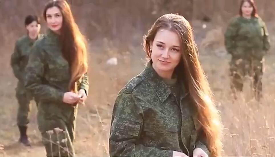俄媒曝光美女坦克部队 颜值与战斗力成正比