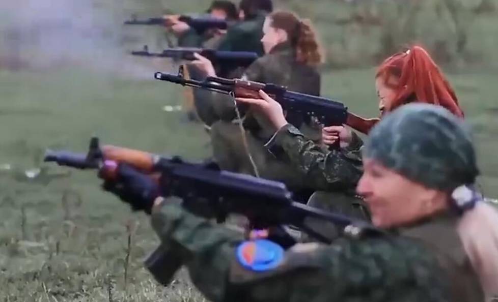 俄媒曝光美女坦克部队 颜值与战斗力成正比