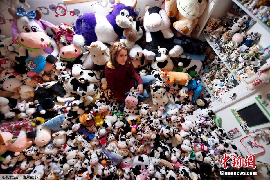 法国女模酷爱收集玩偶 与上千奶牛玩偶“同吃同住”
