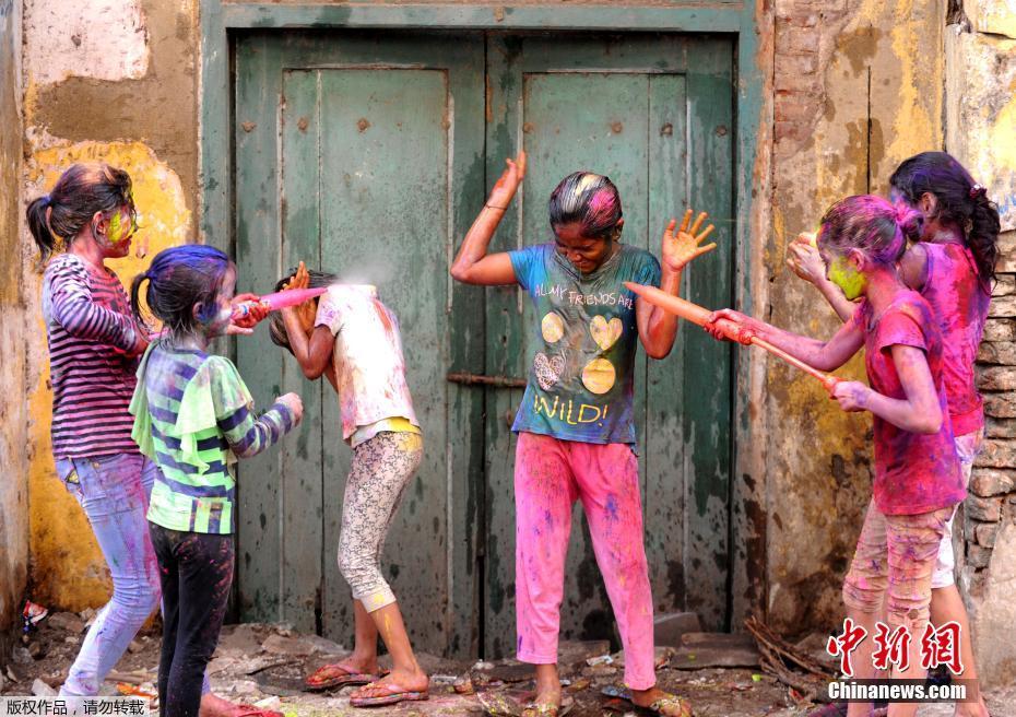 印度民众high玩庆祝胡里节 彩色粉末洒满脸（组图）