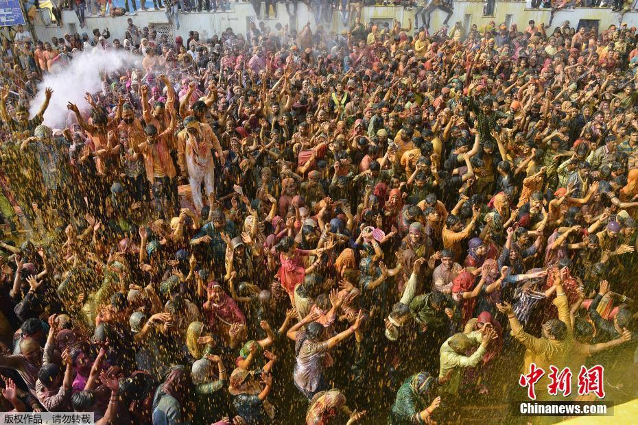 印度民众high玩庆祝胡里节 彩色粉末洒满脸（组图）