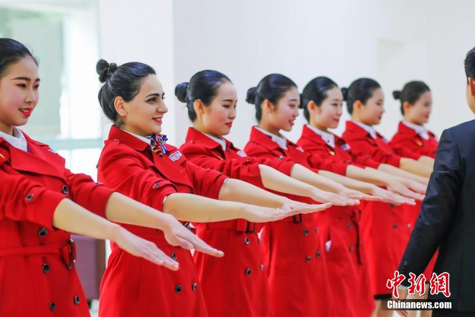 四川外教美女竞选空乘 蹩脚中文成障碍