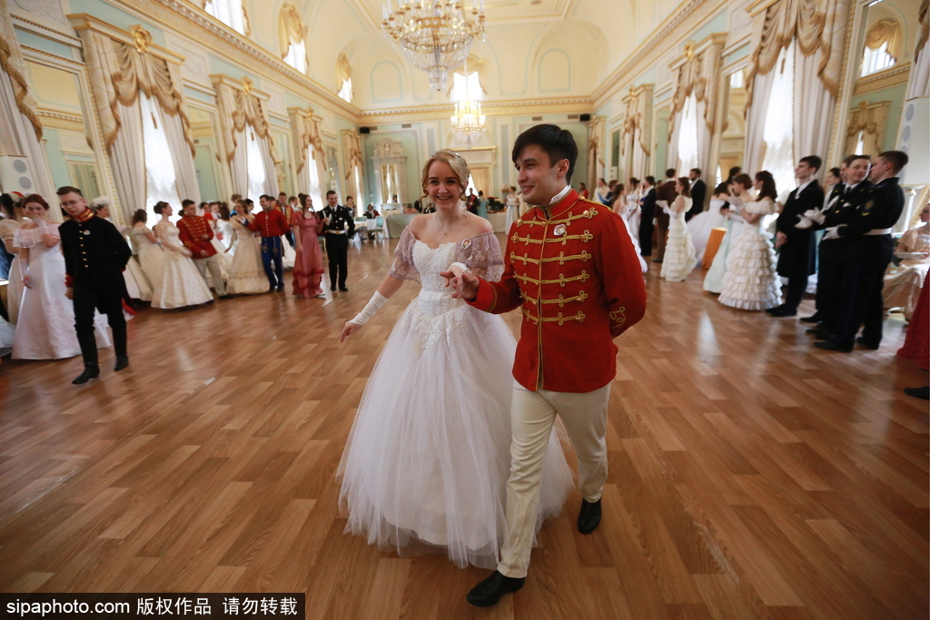 俄罗斯举办复古舞会 俊男美女颜值高
