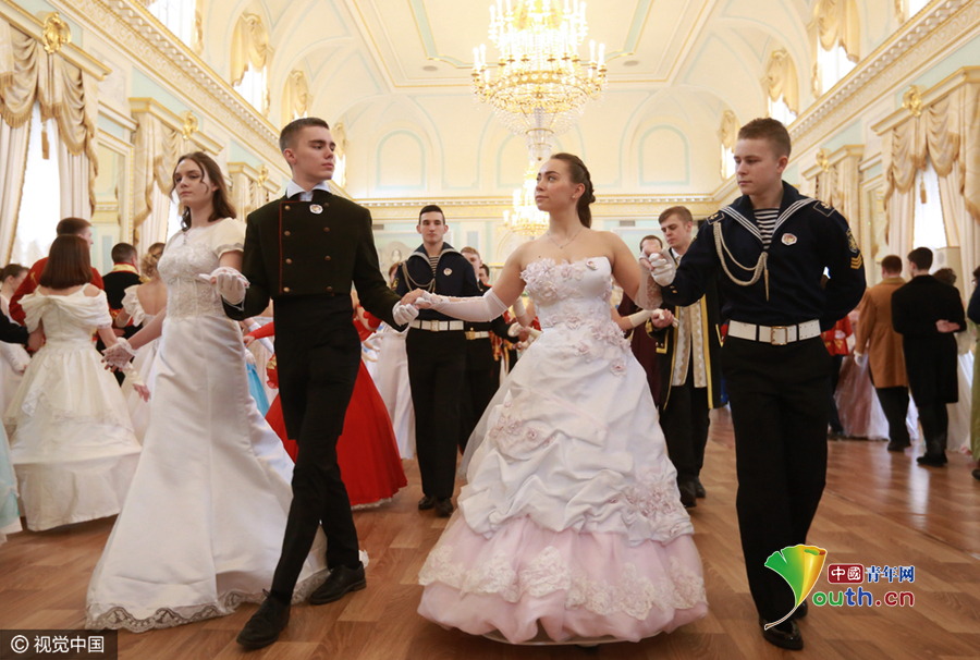 圣彼得堡举办复古舞会 帅哥美女“穿越”19世纪