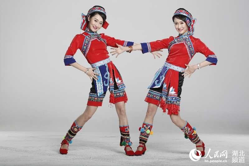 武汉双胞胎教师被选为国际双胞胎节形象代言人