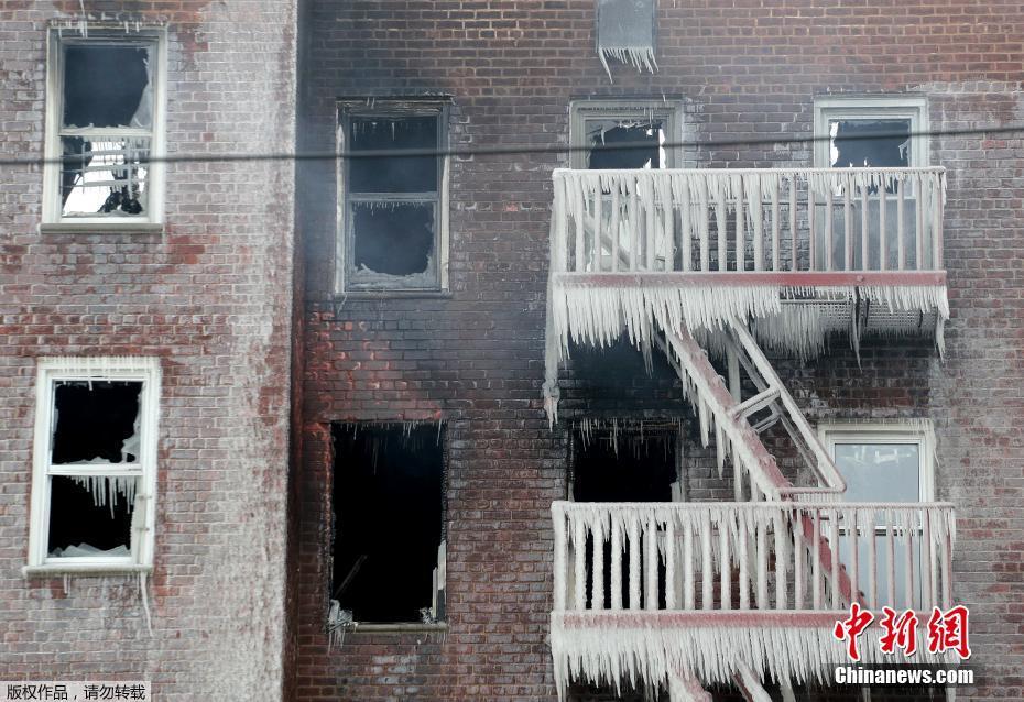 冰火两重天 美国纽约一公寓着火后挂满冰柱