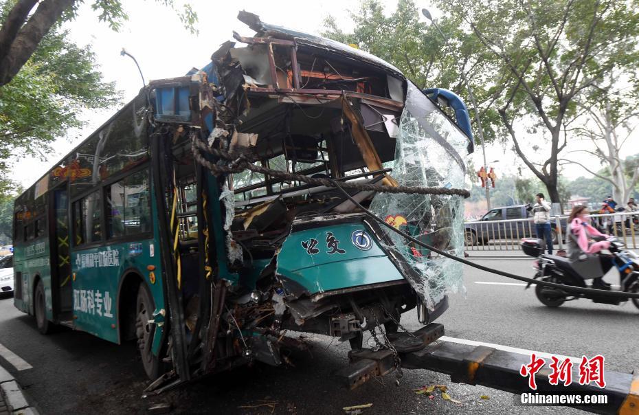 福州一公交车撞上行道树致16人受伤 车头受损严重
