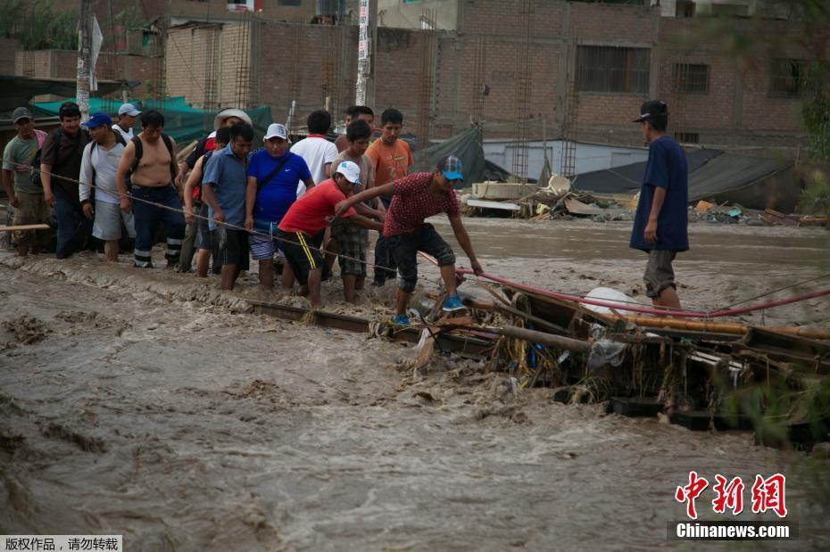 秘鲁强降雨引发洪灾泥石流 数万人受灾[组图]