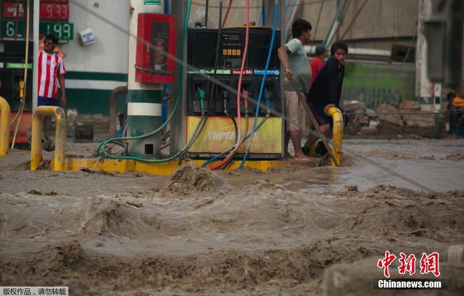 秘鲁强降雨引发洪灾泥石流 数万人受灾[组图]