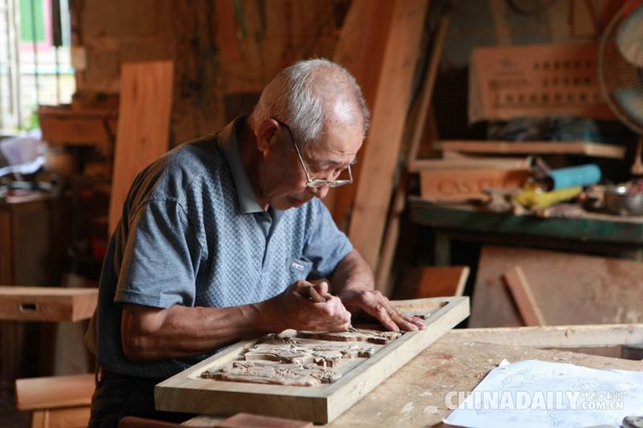 专注雕刻技艺56年 郴州“老匠人”的雕刻人生