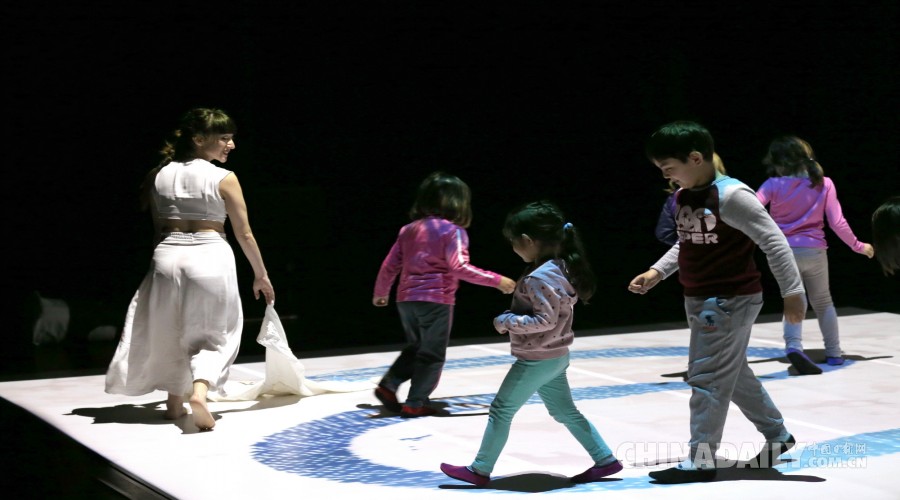 中意两国合作“浸入式”多媒体互动儿童剧《稚子行·熊猫的家》