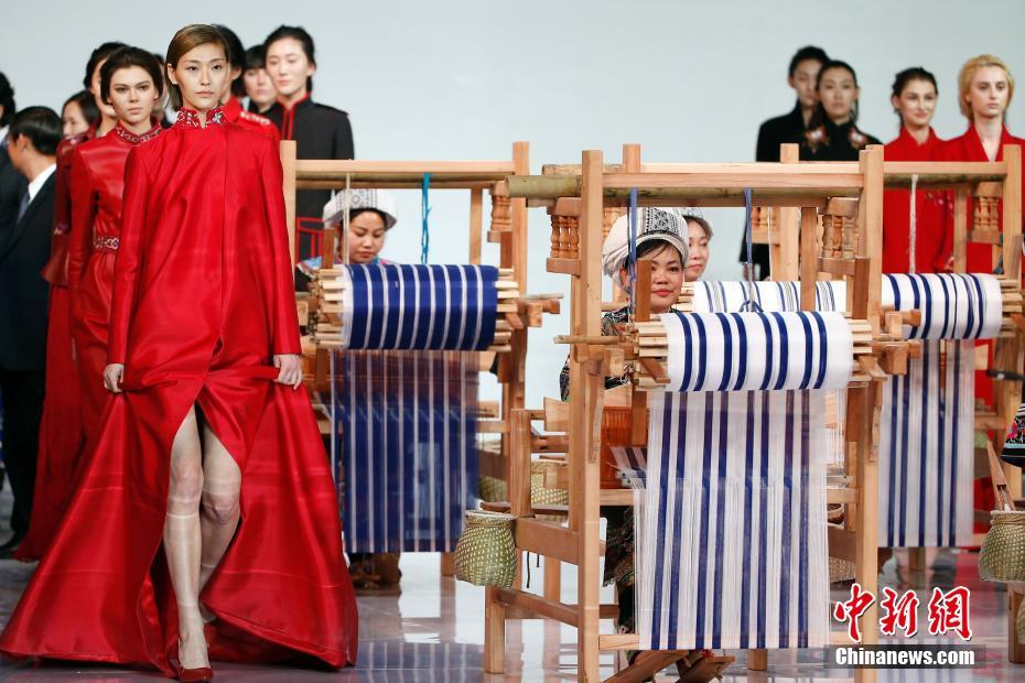 中国国际时装周 模特与绣娘同台