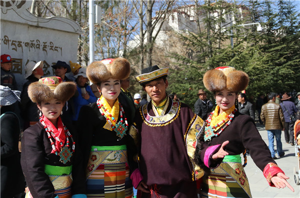 西藏各地举行丰富多彩的庆祝活动纪念西藏百万农奴解放58周年