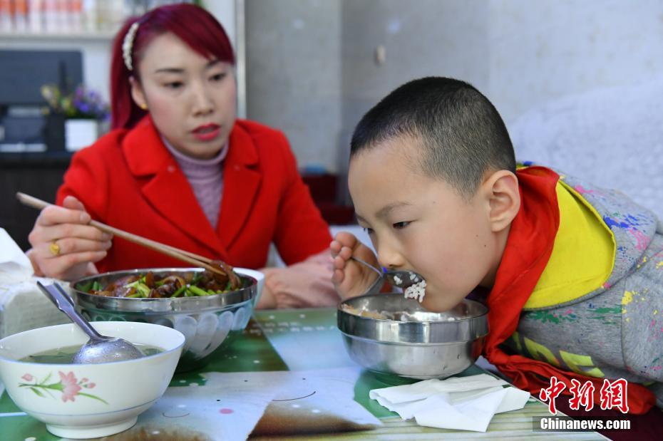 无臂男孩的快乐生活