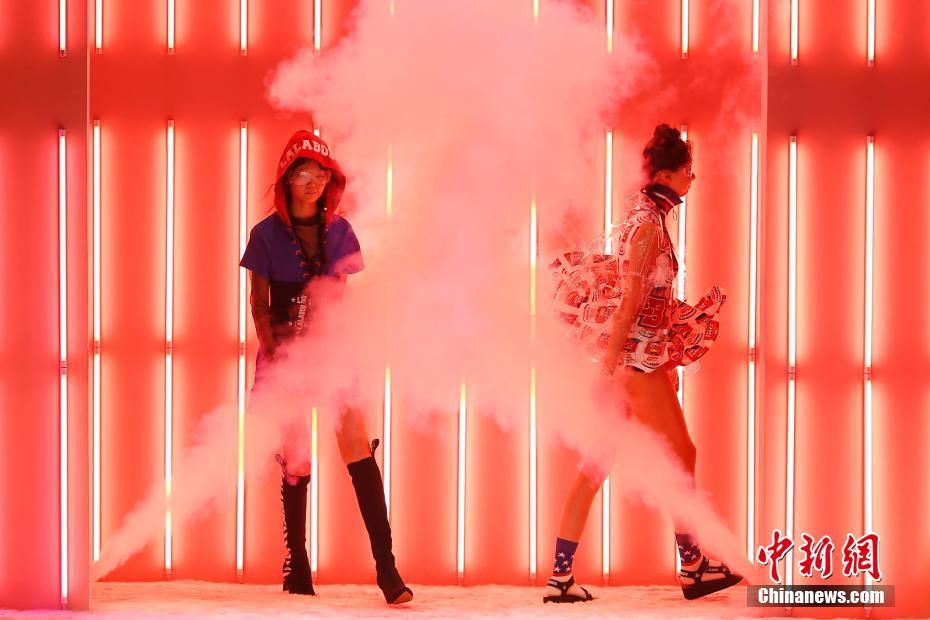 中国国际时装周 迷幻秀场打造“时尚实验室”