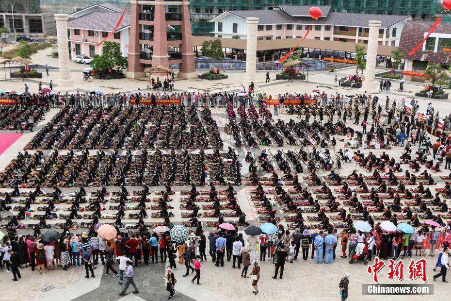海南322人同时织锦 创“最多人同时织布”世界纪录