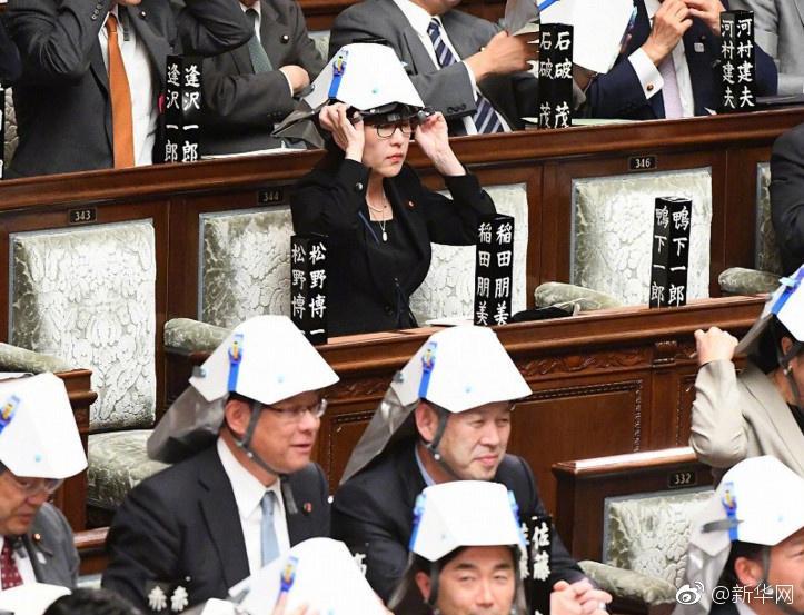 日本高官集体戴头盔开会 原来是地震演练