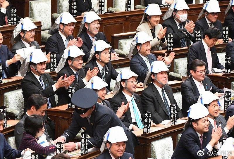 日本高官集体戴头盔开会 原来是地震演练