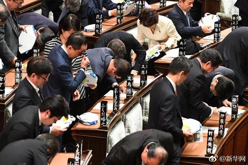 日本高官集体戴头盔开会 原来是地震演练