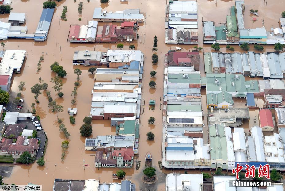 飓风持续袭击澳大利亚 城市被淹如孤岛