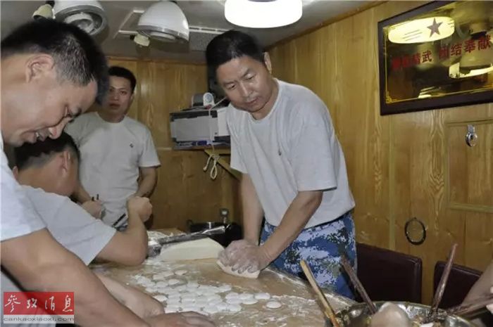 中美法PK潜艇伙食：中国可海底包饺子