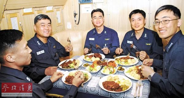 中美法PK潜艇伙食：中国可海底包饺子