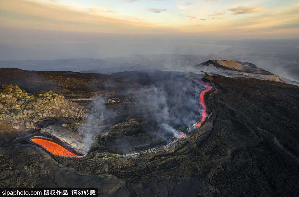 意大利埃特纳火山爆发 岩浆流淌似“火河”