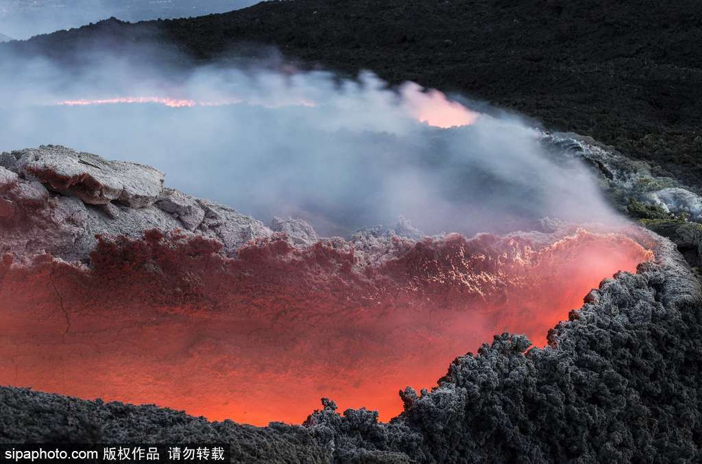 意大利埃特纳火山爆发 岩浆流淌似“火河”