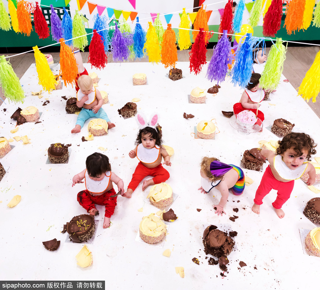 英国一超市举行“砸蛋糕派对” 熊孩子们放飞自我开砸庆生