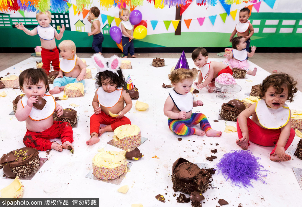 英国一超市举行“砸蛋糕派对” 熊孩子们放飞自我开砸庆生