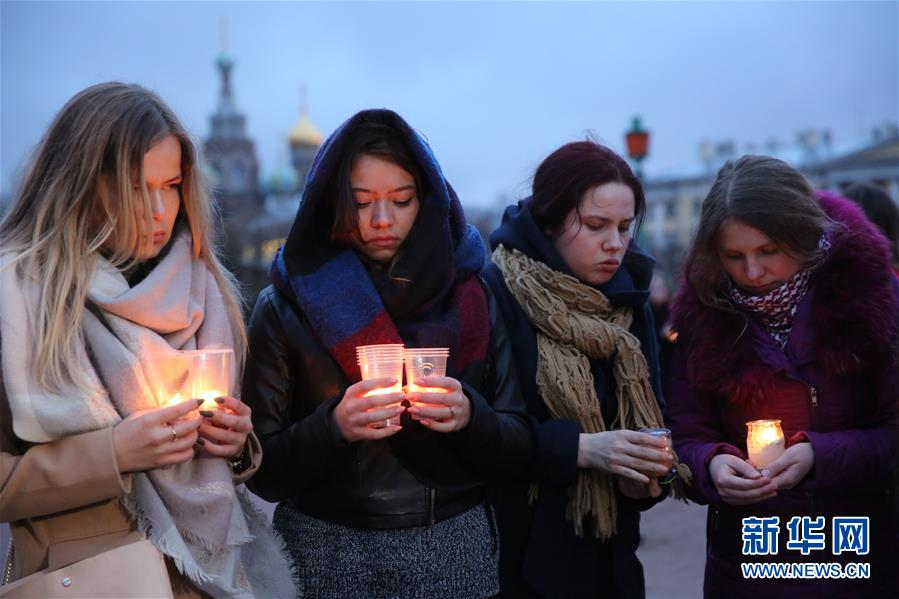 圣彼得堡市民为地铁爆炸案遇难者哀悼祈福