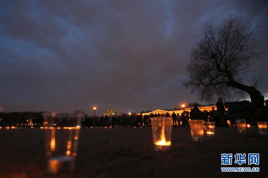 圣彼得堡市民为地铁爆炸案遇难者哀悼祈福