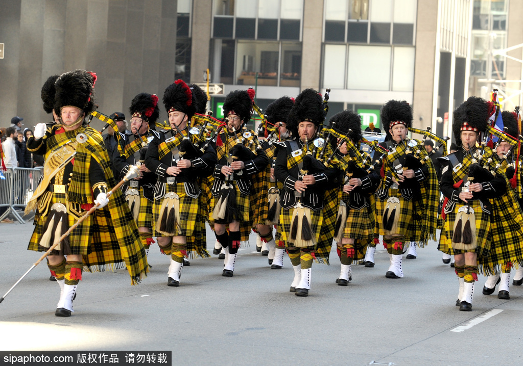 千名苏格兰人“占领”纽约街头 美国格纹日大游行