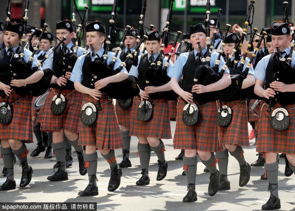 千名苏格兰人“占领”纽约街头 美国格纹日大游行
