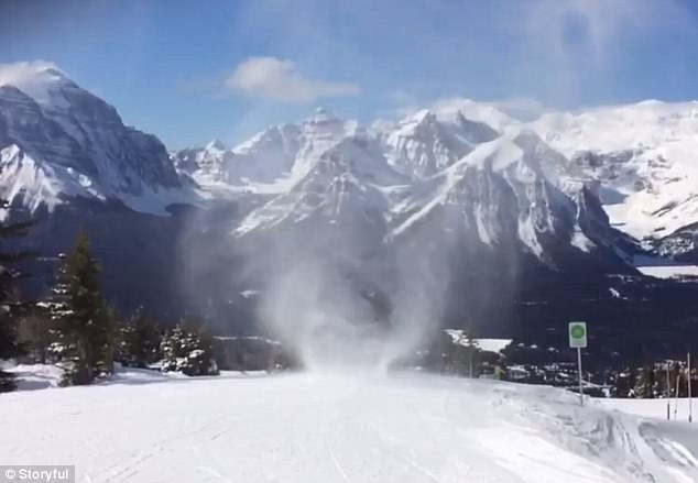 神奇！滑雪者穿过罕见雪龙卷瞬间“消失”