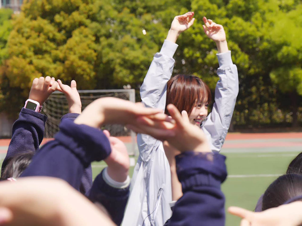 鲁豫重返小学校园变孩子王 小女生情怀写在脸上