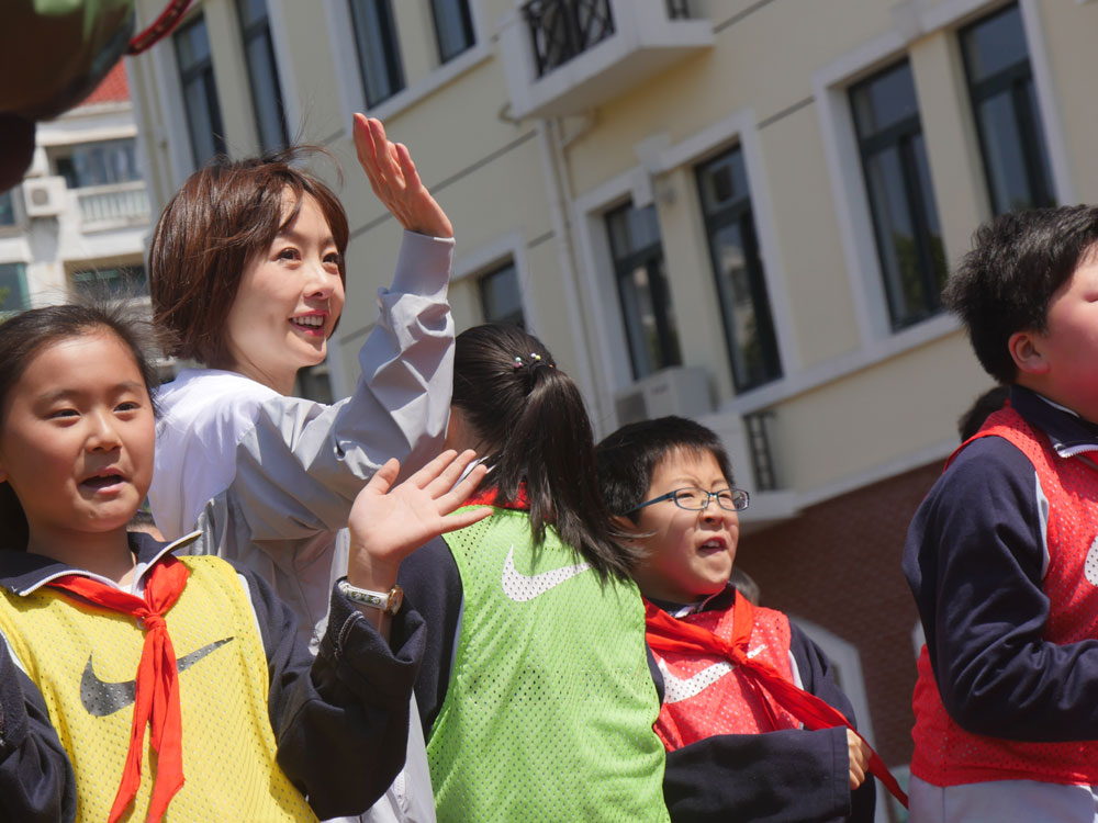 鲁豫重返小学校园变孩子王 小女生情怀写在脸上