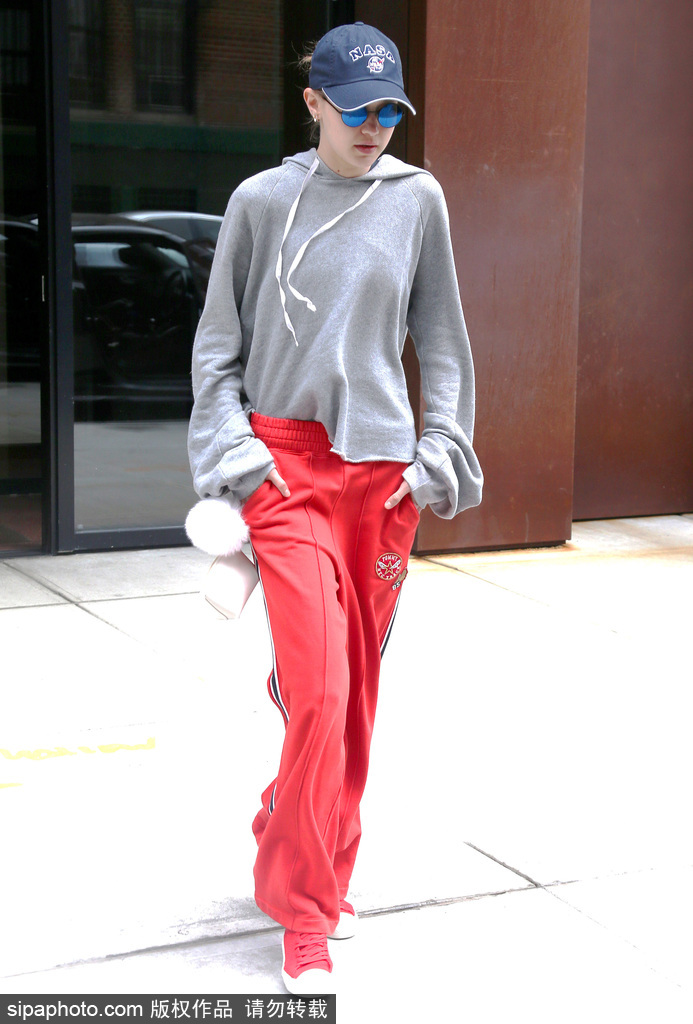 吉吉·哈迪德运动装穿出范 大红色裤子吸睛