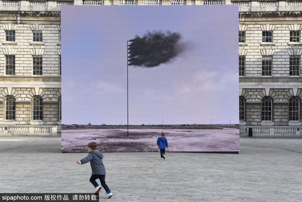 艺术与编程世界的交融 艺术家伦敦制造“冒烟”旗帜虚拟影像