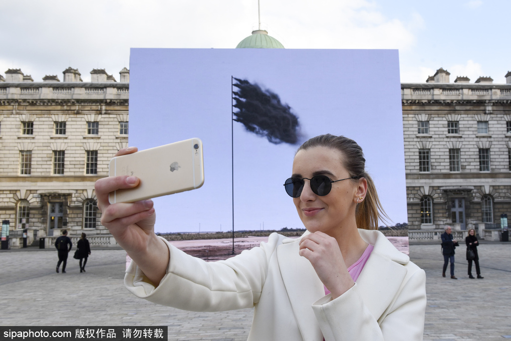 艺术与编程世界的交融 艺术家伦敦制造“冒烟”旗帜虚拟影像