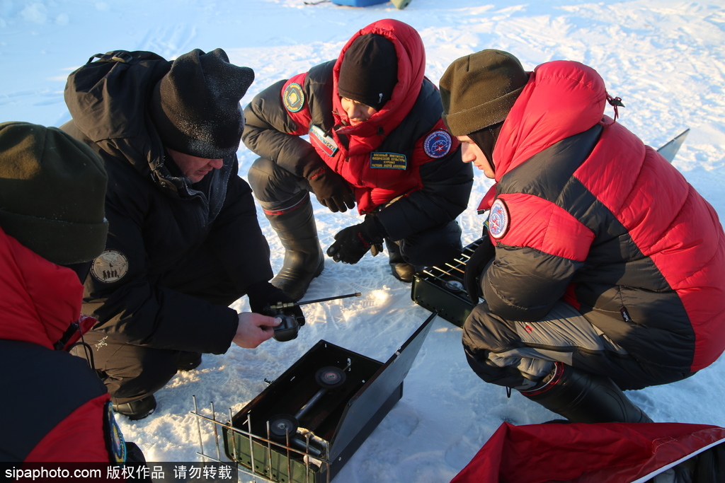 俄探险队结束北极探险之旅 科考任务完成