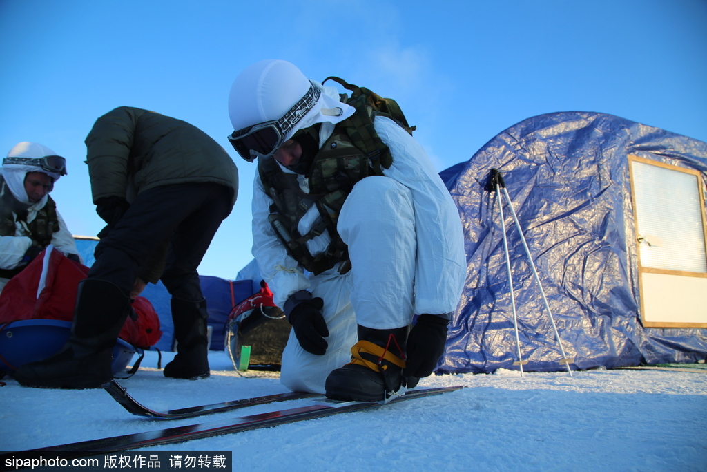 俄探险队结束北极探险之旅 科考任务完成