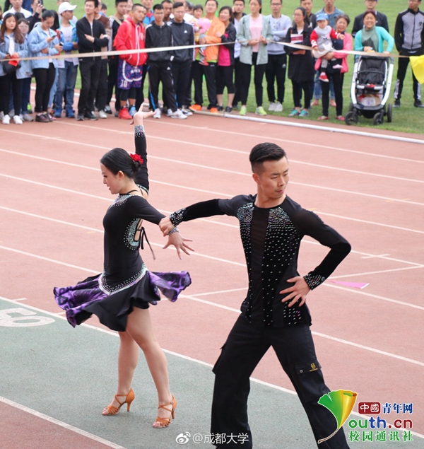 好害羞！成都大学运动会现“男子健身队”引全场欢呼