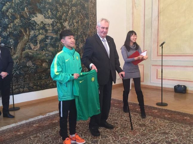 捷克总统接见中捷青少年足球球员