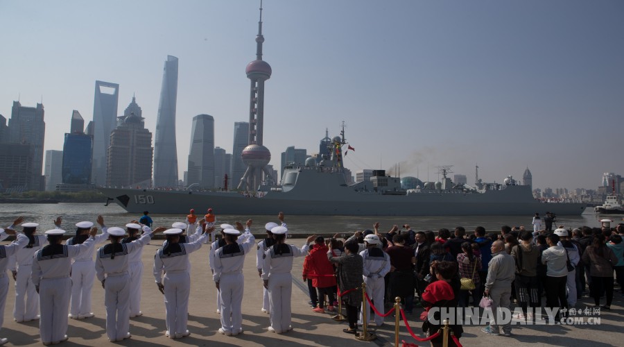 中国海军远航访问编队上海启航