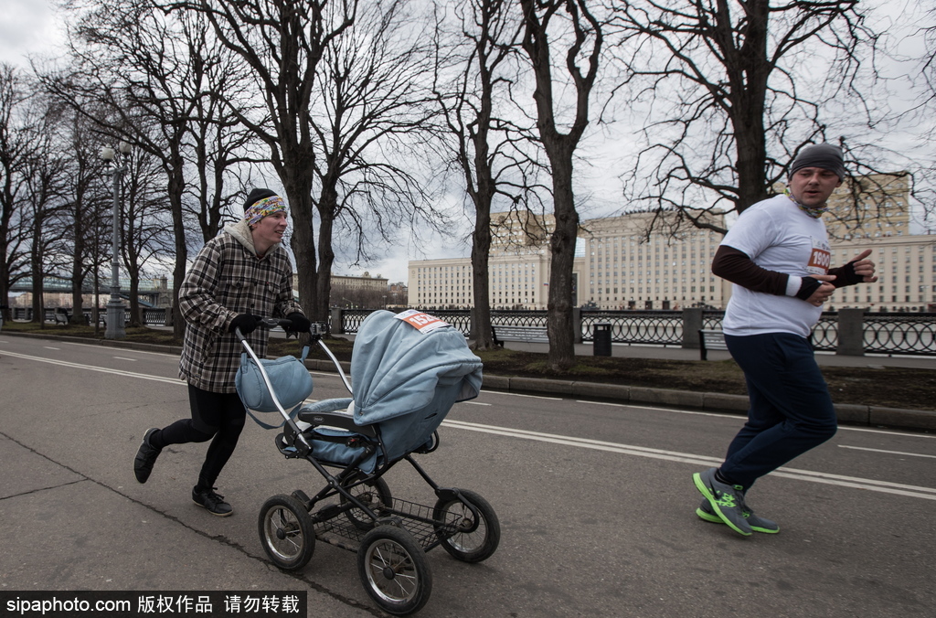 莫斯科举行休闲慈善跑 男女老少齐上阵享受健康生活