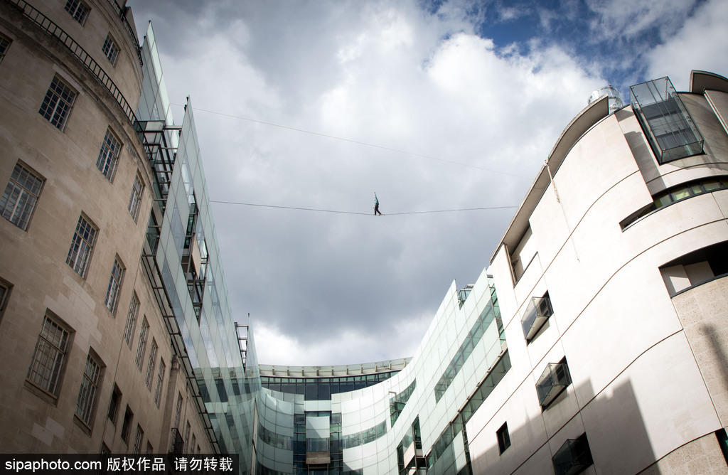 英国男子BBC大楼上演惊险一幕 赤脚高空走钢丝