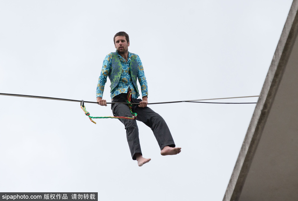 英国男子BBC大楼上演惊险一幕 赤脚高空走钢丝